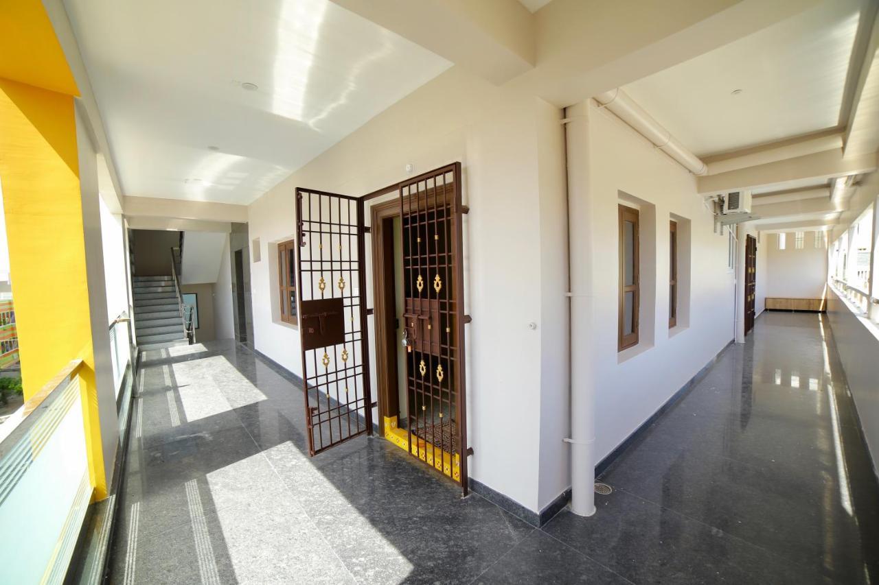 Truelife - Near Railway Station On Way To Balaji Temple - Breakfast Included - Ac 2Bhk Apartments - Coffee Tea Milk - Modular Kitchen, Super Fast Wifi, Smart Tv, 250 Jio Channels - Parking - Easy Access To All Temples - Top Service With Lots Of Love ティルパティ エクステリア 写真
